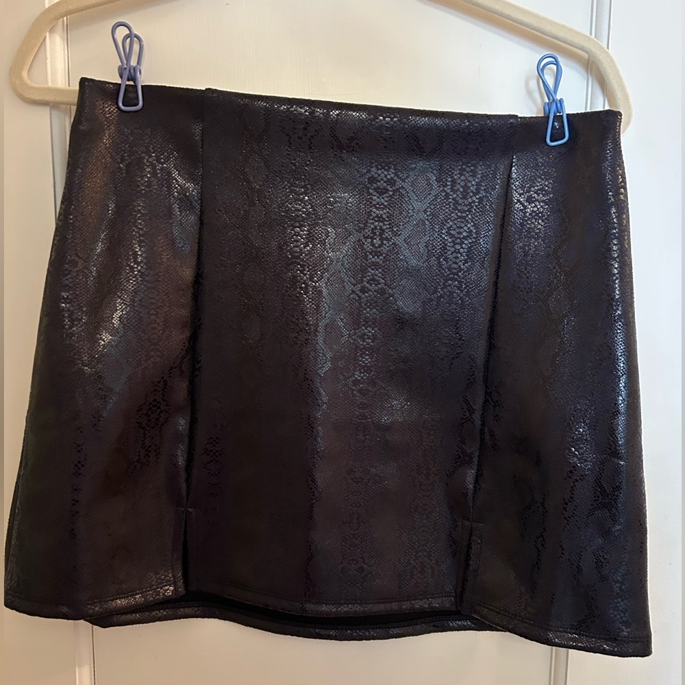 Popular 21 Ladies Double Slits Navy Snakeskin  Pattern Mini Skirt Sz Lrg NWOT